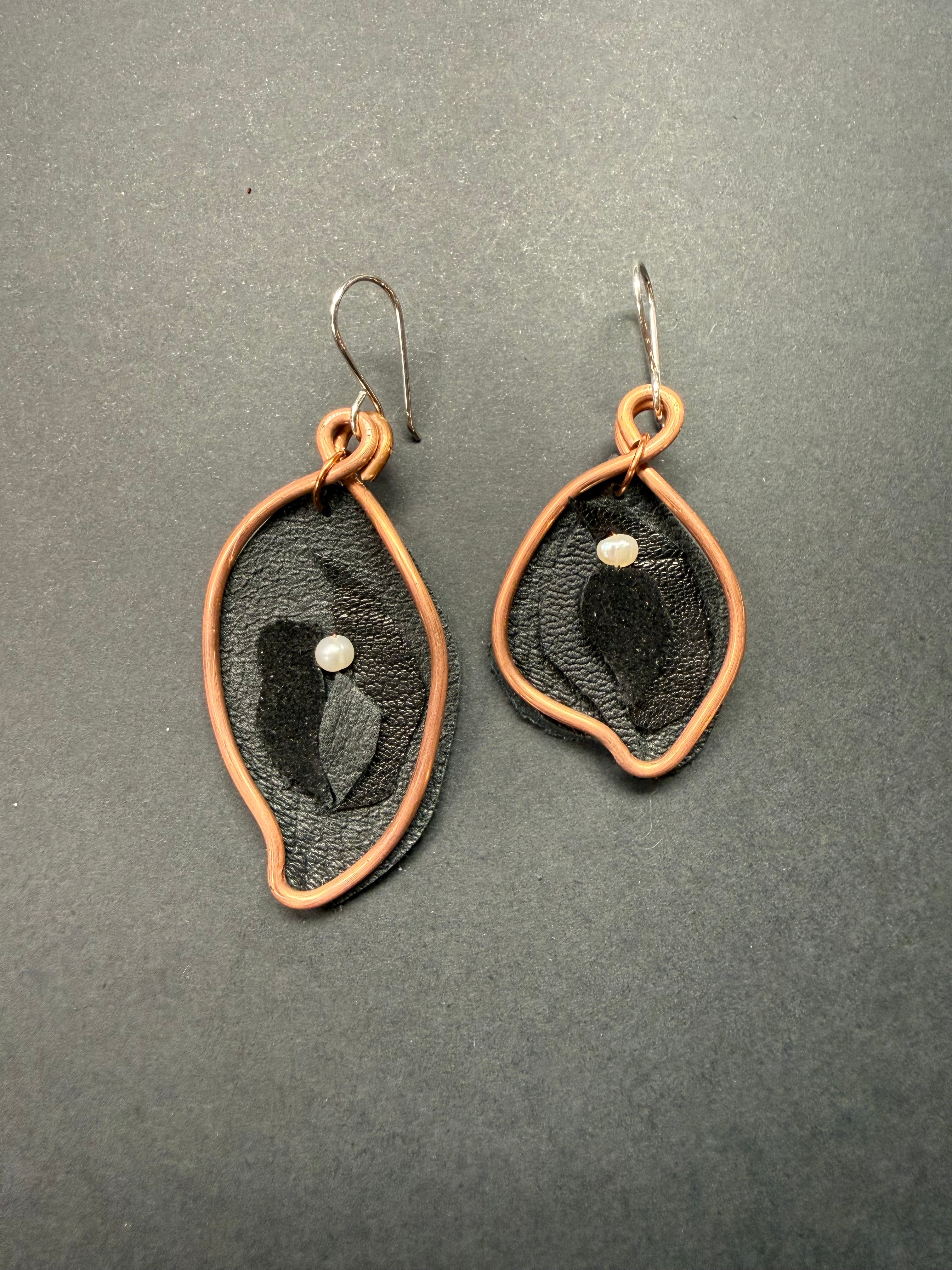 Viva La Vulva - Medium Black Leather Earrings
